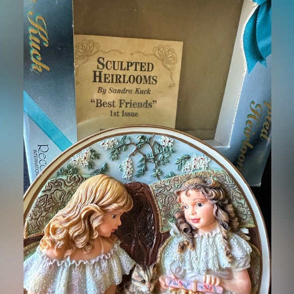 Sculptured Heirlooms by Sandra Kuck “ Best Friends” collector plate - Picture 2 of 7